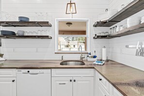 Fridge, microwave, oven, stovetop - Stunning pool home with lanai-comforts/space for whole family (Sebastian)