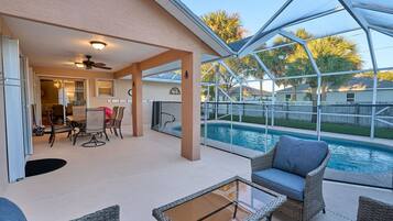 Piscina externa, piscina aquecida, guarda-sóis