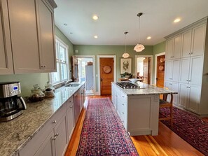 Microonde, piano cottura, lavastoviglie, macchina per tè/caffè