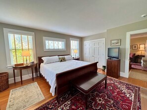 5 bedrooms, iron/ironing board, Internet, bed sheets