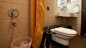 Shower, free toiletries, towels - Hotel Sai Nisarg (Rahata)