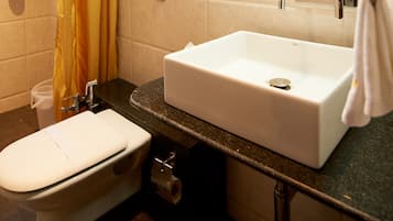Ducha, artículos de tocador gratuitos, toallas