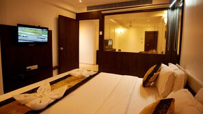 Camera (Deluxe Family Suite Non AC) | Una cassaforte in camera, una scrivania, Wi-Fi gratuito, lenzuola