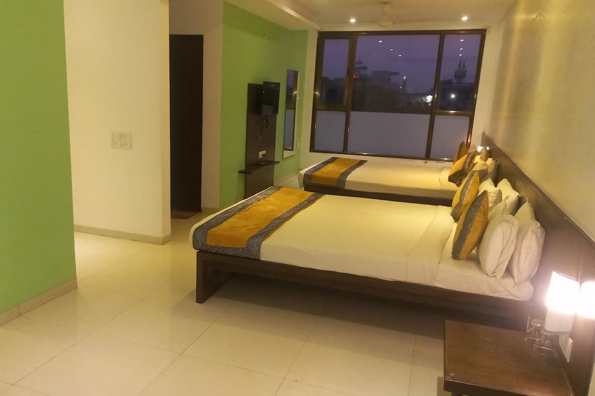 Phòng 4 dành cho gia đình, nhiều giường (Four Bed Non AC) | Két bảo mật tại phòng, bàn, truy cập Internet không dây miễn phí