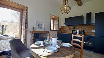 Een koelkast, een microgolfoven, een oven, een kookplaat