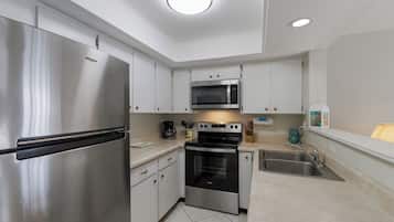 Geladeira, micro-ondas, fogão, cooktop