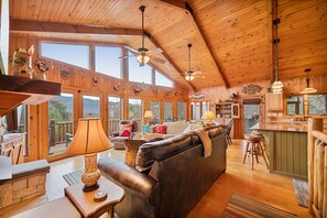 Smart TV, fireplace, video games, ping pong - Amazing 5 br cabin-amazing mtn views & mins to NP (Sevierville)