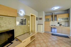 Refrigerador, horno, lavavajillas y cafetera y tetera 