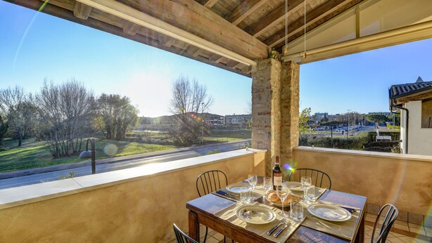 Un coin repas avec une table dressée pour quatre personnes, offrant une vue sur un paysage magnifique.