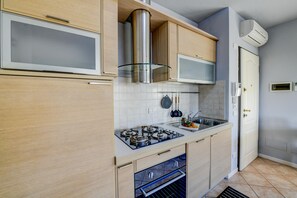 Réfrigérateur, four, lave-vaisselle, cafetière/bouilloire
