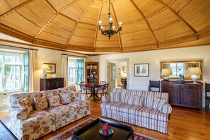 Comfort villa | Woonruimte | Een 43-inch lcd-televisie met kabelzenders, televisie en een open haard