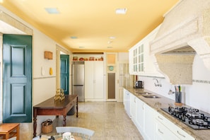 Villa Confort | Cocina privada | Frigorífico, microondas, horno y placa de cocina