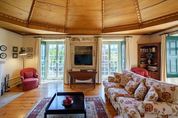 Comfort villa | Woonruimte | Een 43-inch lcd-televisie met kabelzenders, televisie en een open haard