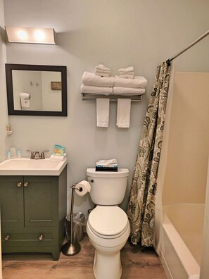 Combined shower/bathtub, hair dryer, towels