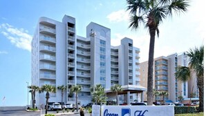Un hôtel appelé Ocean House, doté d’un design moderne, situé au 957, West Beach Boulevard.