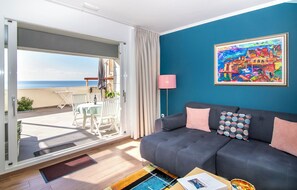 Premium appartement | Woonruimte | Een 104-cm lcd-televisie met digitale zenders en televisie
