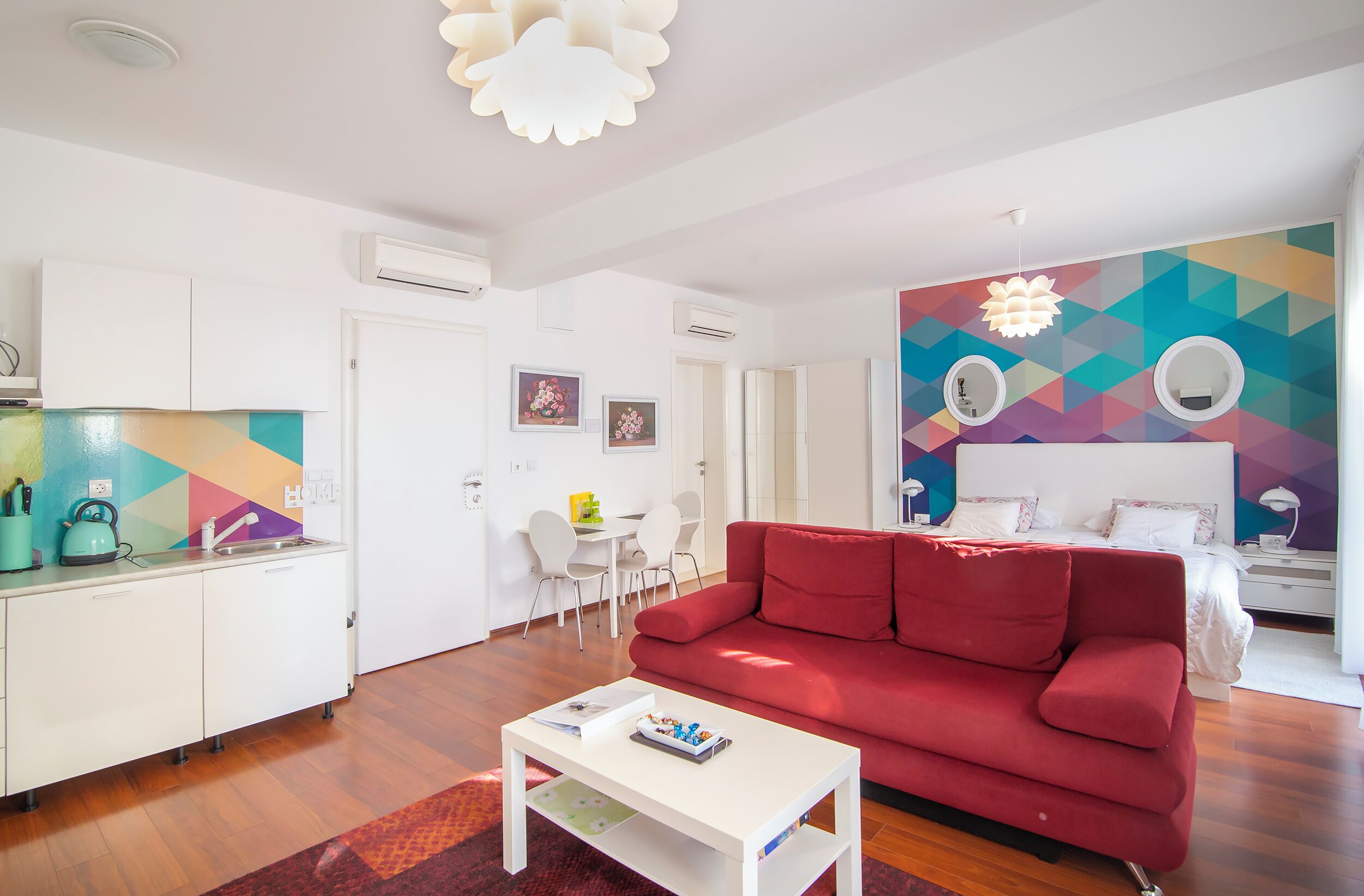 行政开间套房 | 起居区 | 104-厘米液晶电视 （配备数码频道）、电视