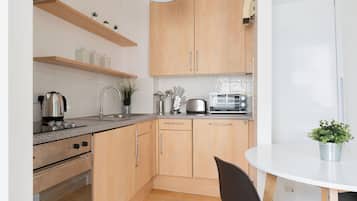 Double Room | Private kitchen | Full-sized fridge, microwave, oven, stovetop