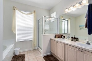 Villa, 4 chambres | Salle de bain