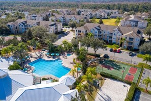 A residential complex with multiple apartment buildings, a swimming pool, and a basketball court. - 4 Bedroom/3 Bath South Facing Pool/Spa Villa 4 Villa by RedAwning (Kissimmee)