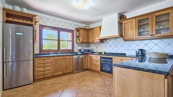 Frigorífico, microondas, placa de cocina y lavavajillas