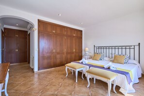 4 bedrooms, iron/ironing board, free WiFi, bed sheets