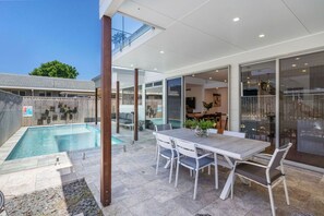 Outdoor dining - The Lane is an opulent holiday home ideal for a family and friends retreat. (Lennox Head)