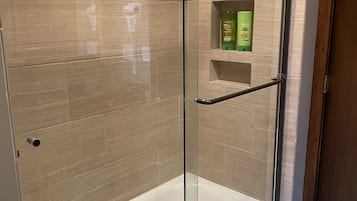 Ensemble douche/baignoire, sĂšche-cheveux, serviettes fournies, savon