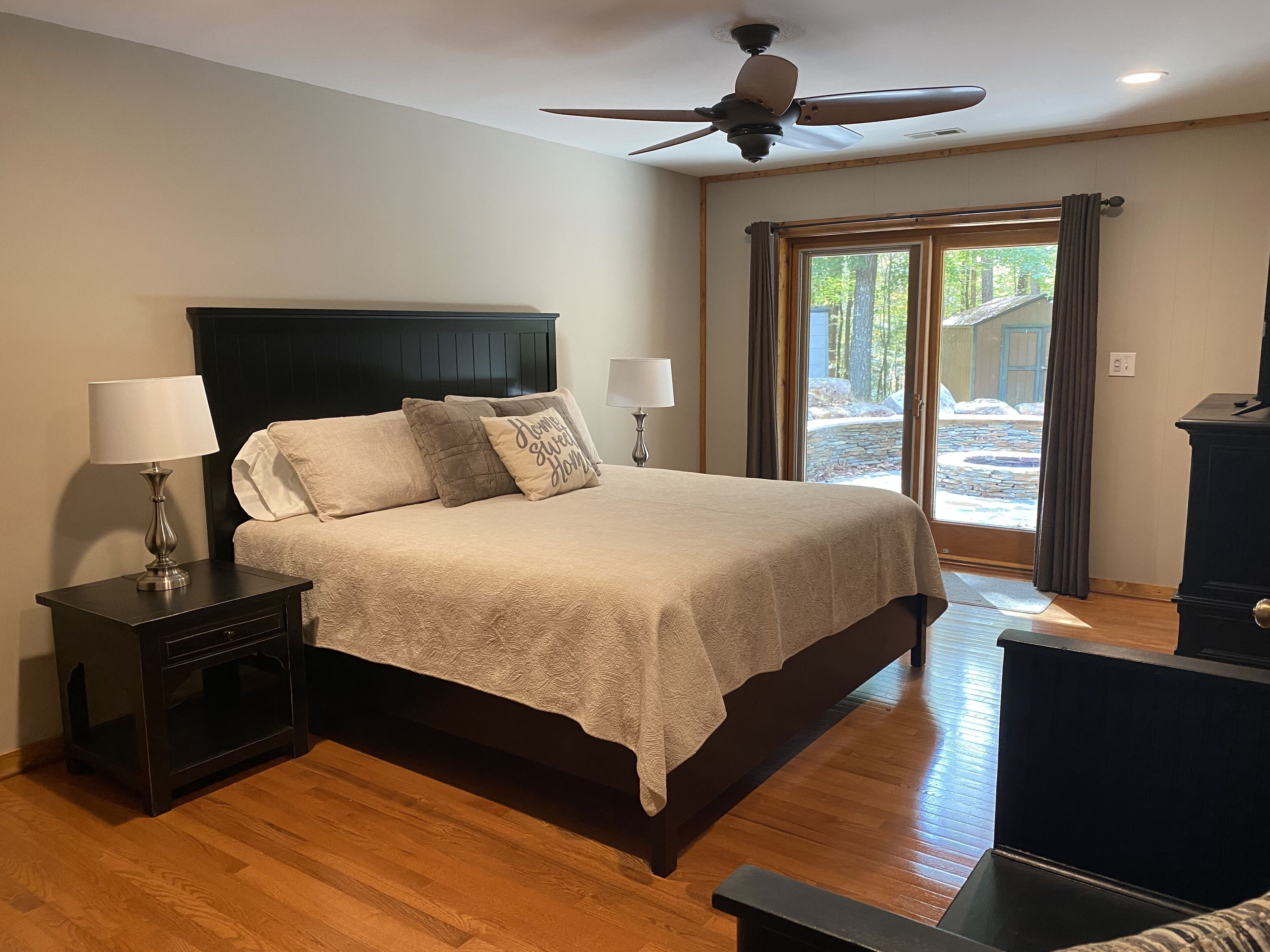 3 bedrooms, desk, iron/ironing board, travel cot