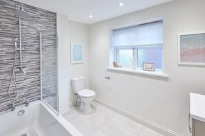 Baignoire, sèche-cheveux, serviettes fournies, shampoing