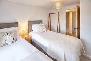 2 bedrooms, iron/ironing board, internet