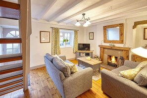 Flat-screen TV, fireplace - Host & Stay | Green Willow (Masham)