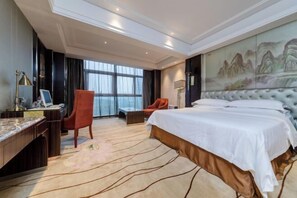 A hotel room with a large bed, a desk with a computer, a chair, and a large window. - Vienna International Hotel (Shenzhen Longgang Lilang Branch) (Shenzhen)