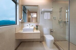 A modern bathroom with a sink, mirror, toilet, and shower. - Vienna International Hotel (Shenzhen Longgang Lilang Branch) (Shenzhen)