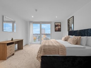 2 多间卧室、客房内保险箱、办公桌、熨斗/熨衣板