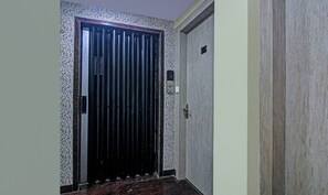 Lift - Itsy Hotels Reotel Near Rabindra Sarobar (Kolkata)
