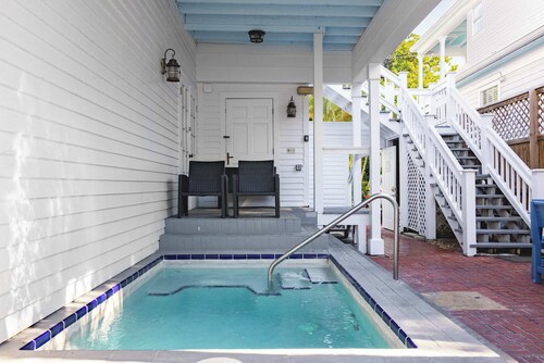 Private Parking, Heated Pool - Creme Brulee Suite