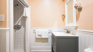 Douche, sĂšche-cheveux, serviettes fournies