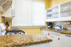 雪櫃、微波爐、焗爐、爐具