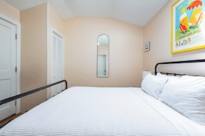 1 dormitorio, tabla de planchar con plancha, wifi y ropa de cama