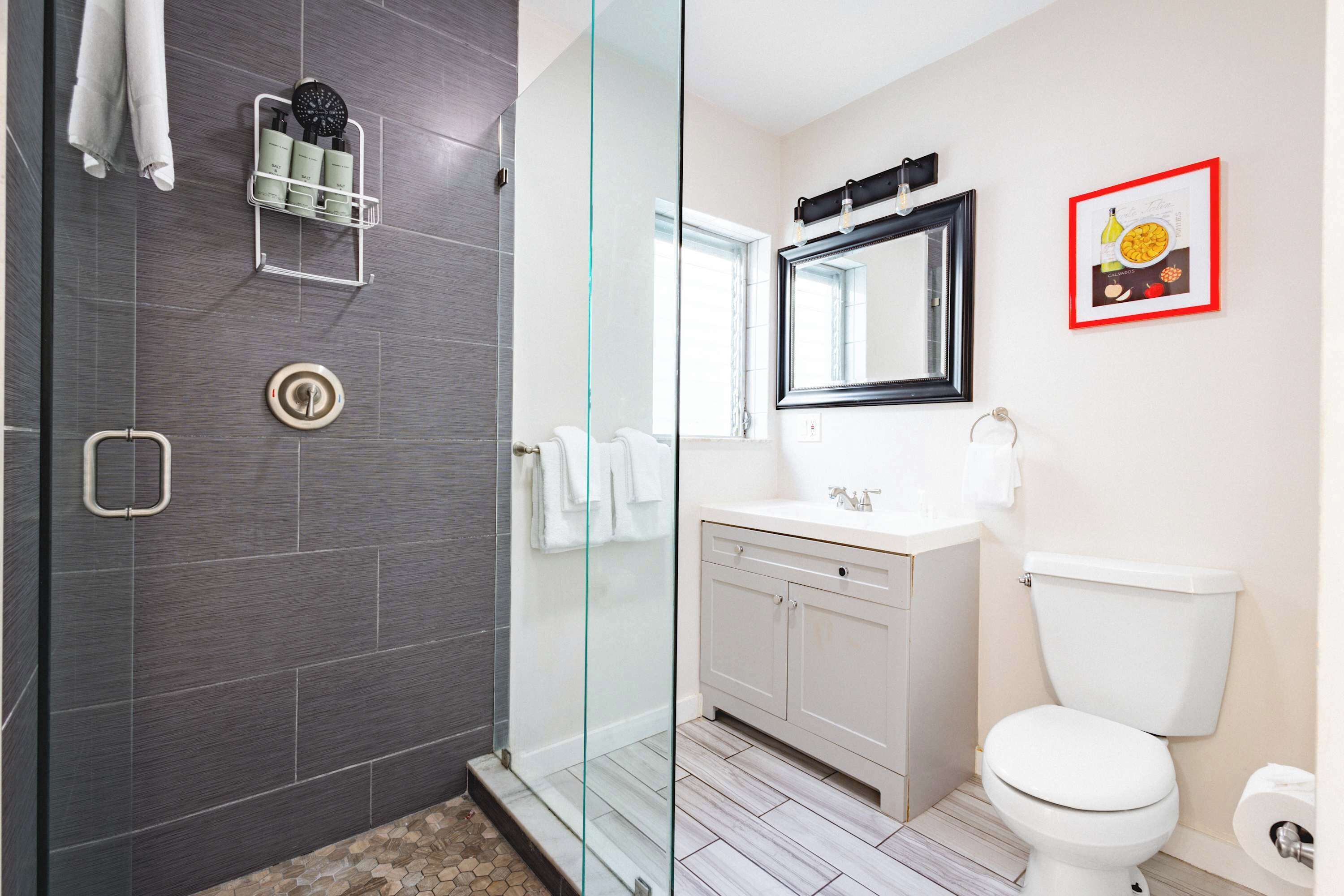 Een douche, een haardroger, handdoeken