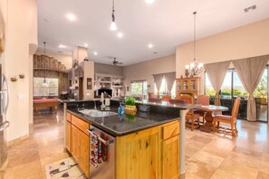 ثلاجة، ميكروويف، فرن، موقد طهي مسطح