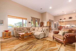 Fernseher, Kamin, DVD-Player, Stereoanlage