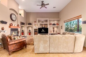 Télévision, cheminée, lecteur de DVD, chaîne hi-fi