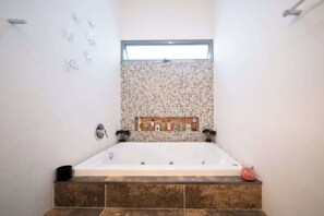 Dusj, hårføner og håndklær