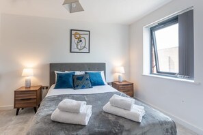 2 bedrooms, desk, iron/ironing board, WiFi - Stay Zeni, Ouse Court York Modern 2 Bed Apartment (York)