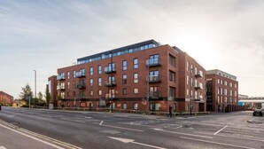 A multi-story brick building with a flat roof and large windows. - Stylish 2BR Apartment | Stay Zeni, Ouse Court York (York)