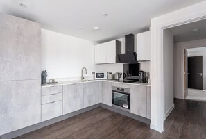 Fridge, microwave, oven, stovetop - Stay Zeni, Ouse Court York Modern 2 Bed Apartment (York)
