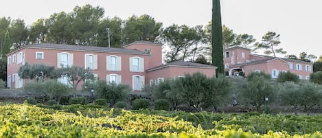 Un edificio grande con varias ventanas y un jardín al frente.
