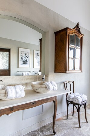Deluxe Suite | In-room safe, individually decorated, individually furnished